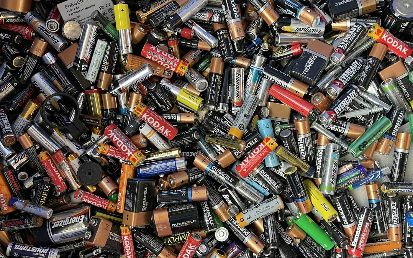Un amas de piles et de batteries usagées de tous formats